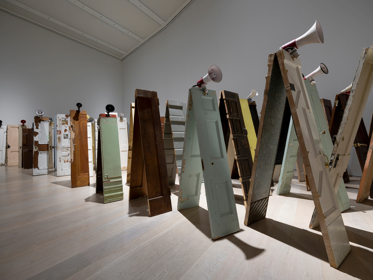 Unutmanın karşısında: Kader Attia’nın kapıları, sessizliğin hafızasını taşıyor